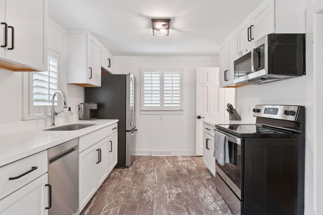 129 Chicago Avenue N, Wayzata, MN 55391