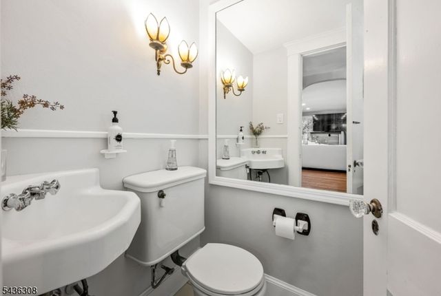 552 Hillcrest Rd, Ridgewood Village, NJ 07450