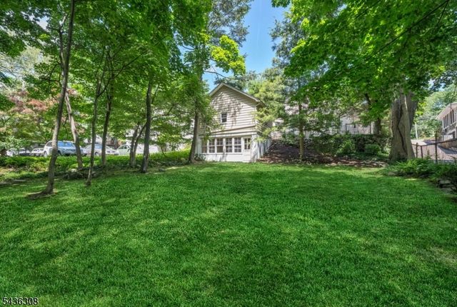 552 Hillcrest Rd, Ridgewood Village, NJ 07450