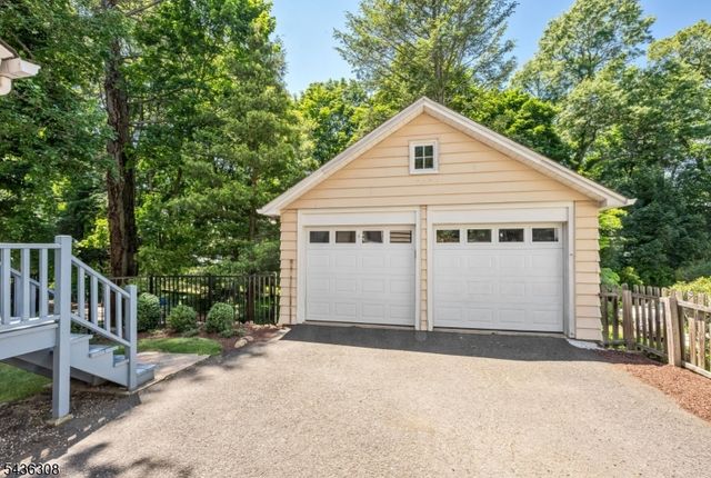 552 Hillcrest Rd, Ridgewood Village, NJ 07450