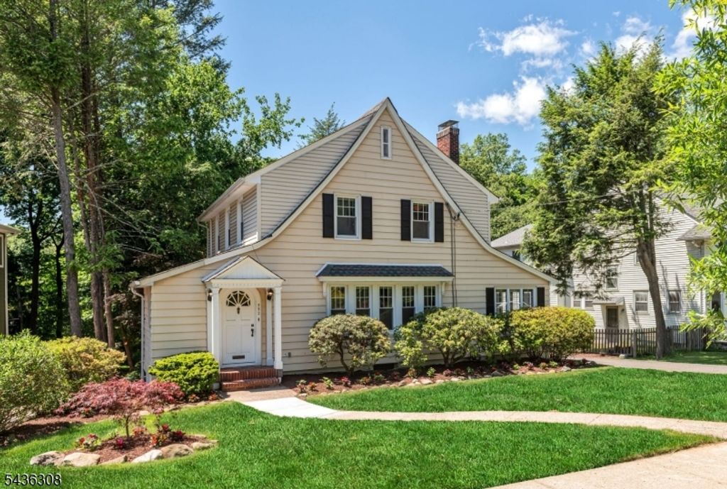 552 Hillcrest Rd, Ridgewood Village, NJ 07450