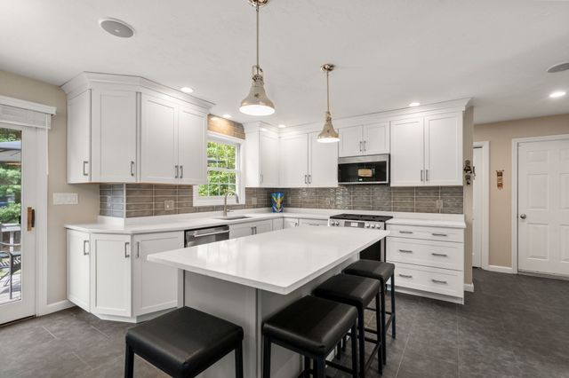 12 Winnecunnet Way, Easton, MA 02375