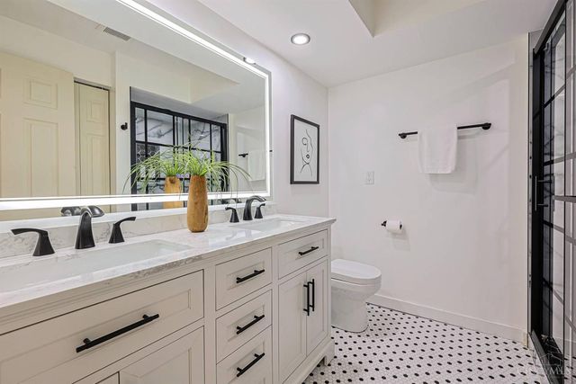 1040 Hatch Street, Cincinnati, OH 45202