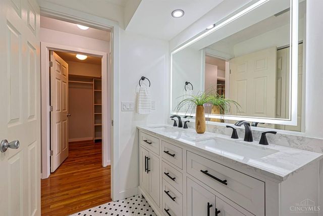 1040 Hatch Street, Cincinnati, OH 45202