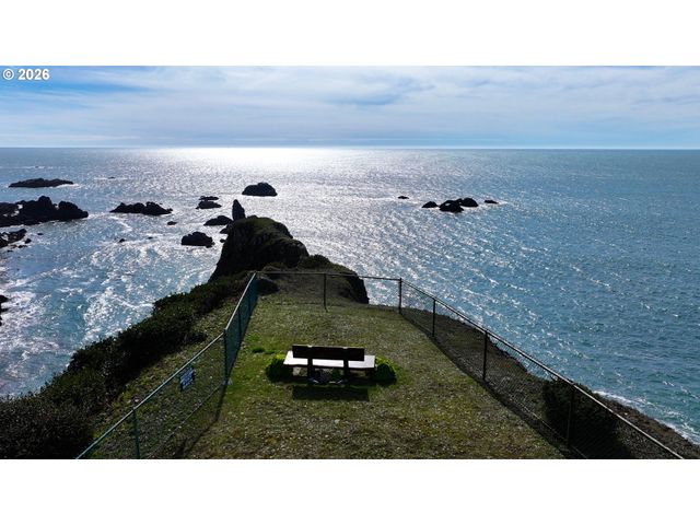1307 MOORE St 803, Brookings, OR 97415