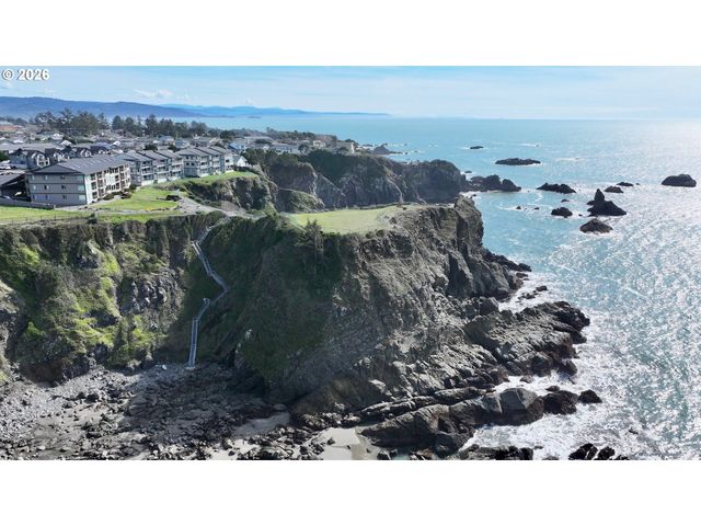 1307 MOORE St 803, Brookings, OR 97415