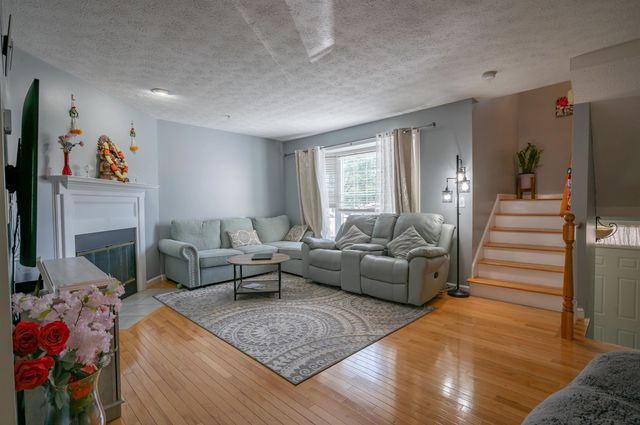 17 Georgetown Drive, Nashua, NH 03062