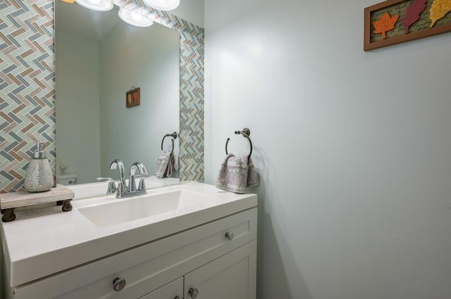 17 Georgetown Drive, Nashua, NH 03062