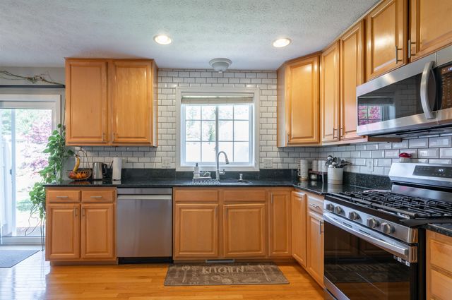 17 Georgetown Drive, Nashua, NH 03062