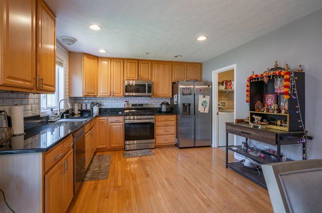 17 Georgetown Drive, Nashua, NH 03062