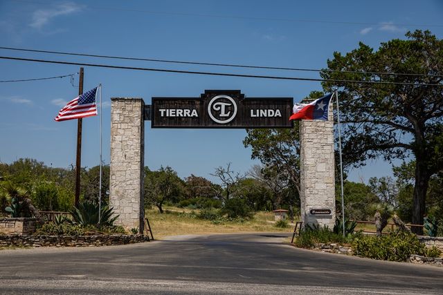 135 Lone Oak, Kerrville, TX 78028