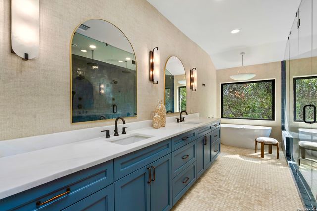 215 Canyon Dr, San Antonio, TX 78209