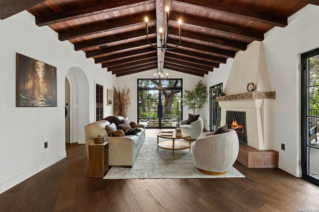 215 Canyon Dr, San Antonio, TX 78209