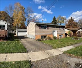 994 Ellsworth Drive, Akron, OH 44313