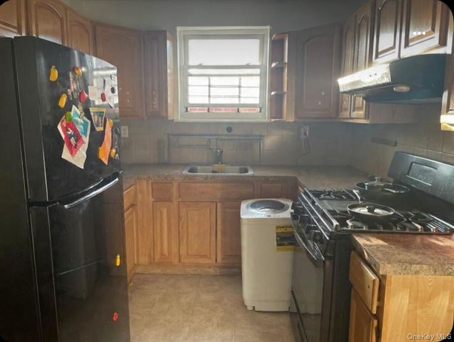 854 Throgs Neck Expwy, Bronx, NY 10465