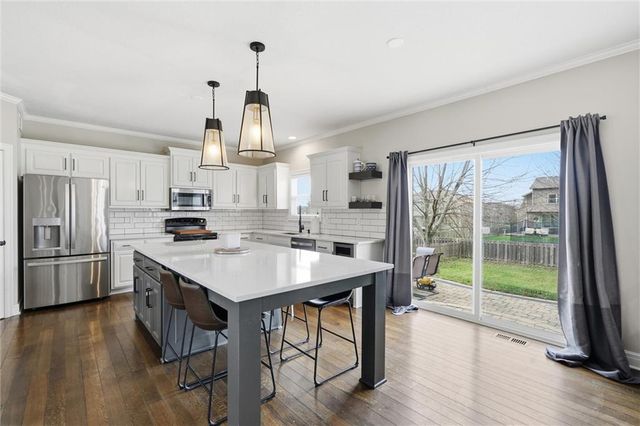 2236 SW Hawk View Road, Lee's Summit, MO 64082