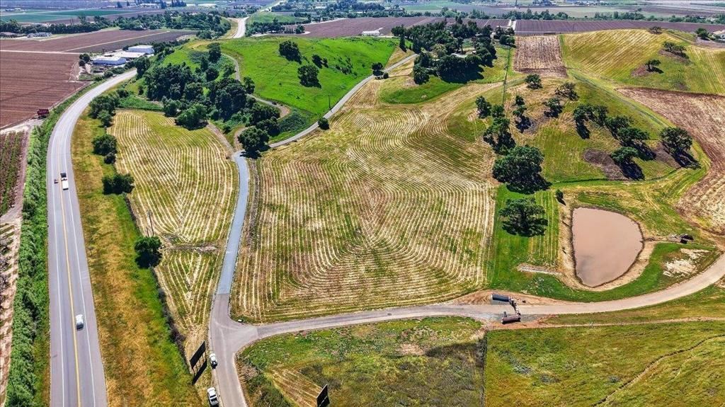 Image 4 of property listing at Pacheco Pass Hwy, Hollister, CA 95023