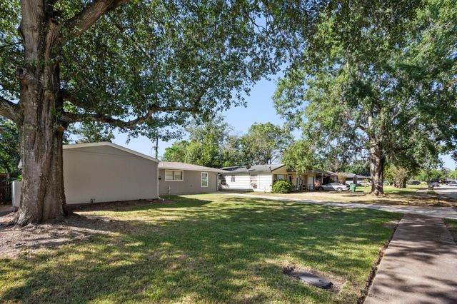 6138 Kenilwood Drive, Houston, TX 77033