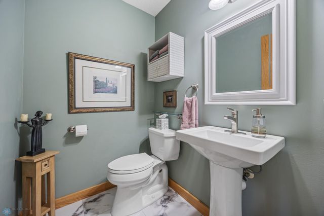 4902 Rose Creek Parkway S, Fargo, ND 58104