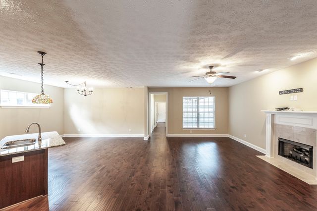 1084 N McMahan Dr, Gallatin, TN 37066