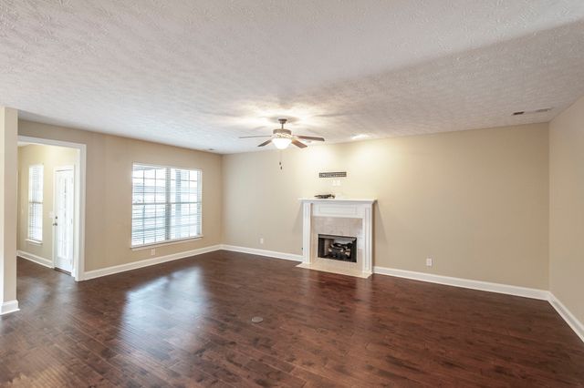 1084 N McMahan Dr, Gallatin, TN 37066