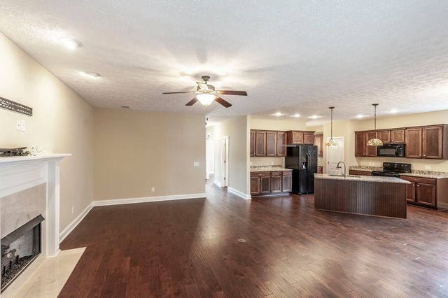 1084 N McMahan Dr, Gallatin, TN 37066