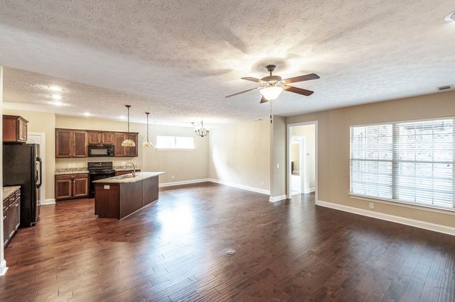 1084 N McMahan Dr, Gallatin, TN 37066