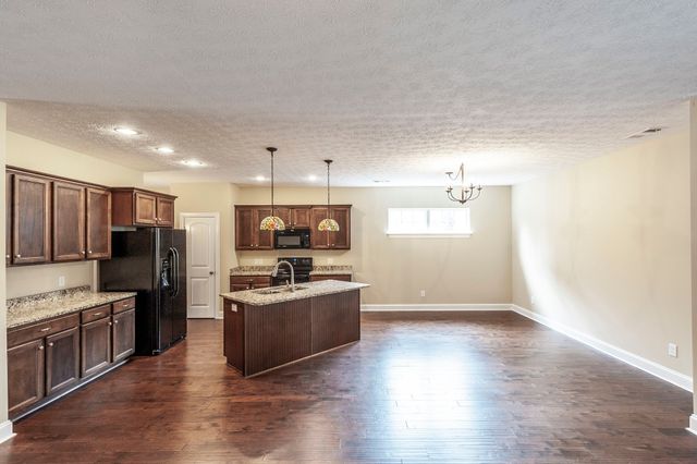 1084 N McMahan Dr, Gallatin, TN 37066