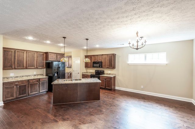 1084 N McMahan Dr, Gallatin, TN 37066