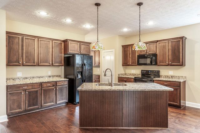 1084 N McMahan Dr, Gallatin, TN 37066