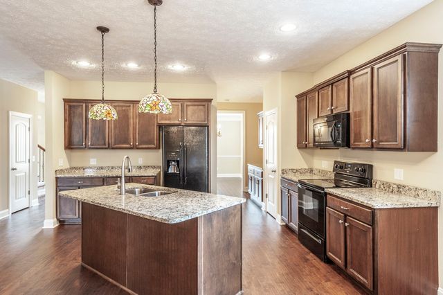 1084 N McMahan Dr, Gallatin, TN 37066