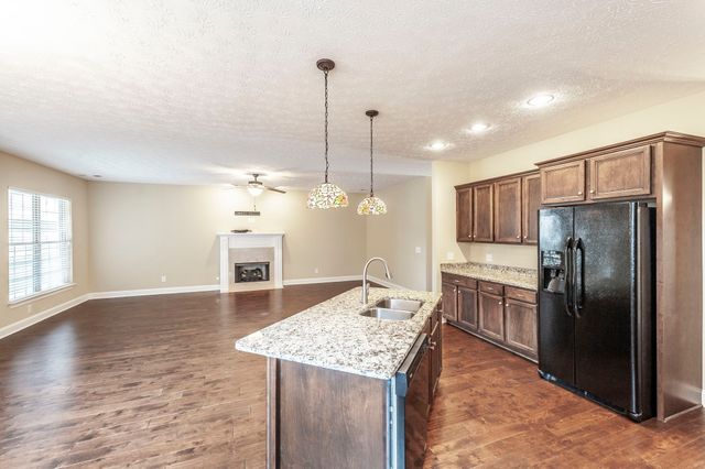 1084 N McMahan Dr, Gallatin, TN 37066