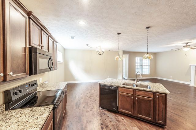 1084 N McMahan Dr, Gallatin, TN 37066