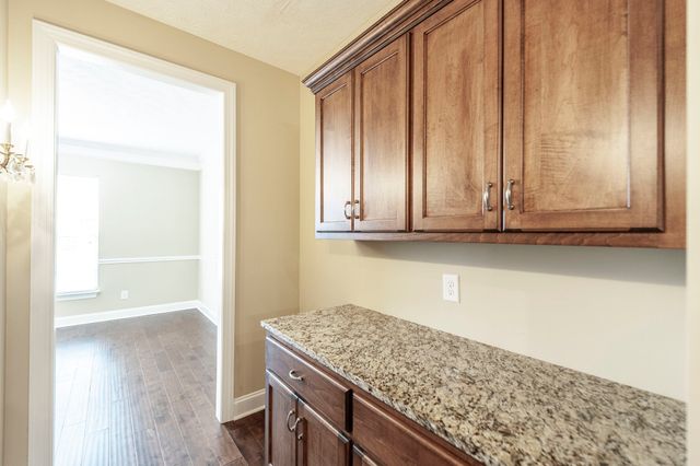 1084 N McMahan Dr, Gallatin, TN 37066