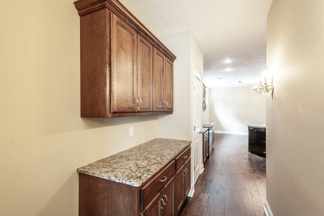 1084 N McMahan Dr, Gallatin, TN 37066