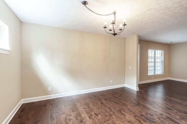 1084 N McMahan Dr, Gallatin, TN 37066