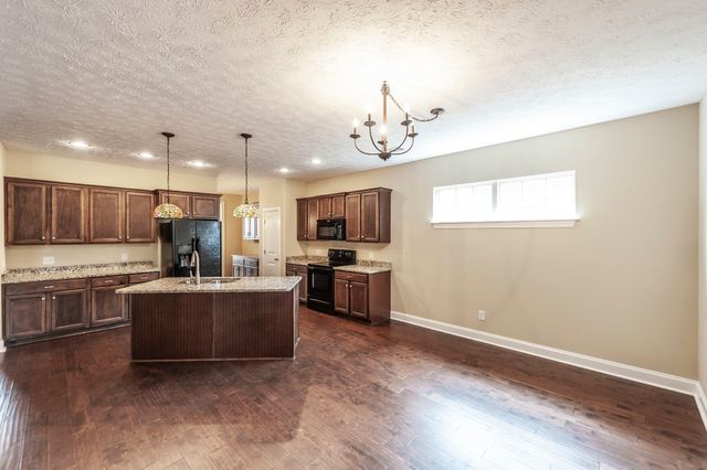 1084 N McMahan Dr, Gallatin, TN 37066