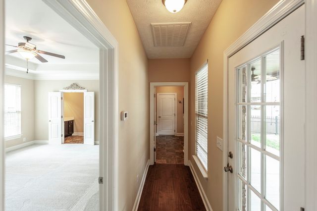 1084 N McMahan Dr, Gallatin, TN 37066