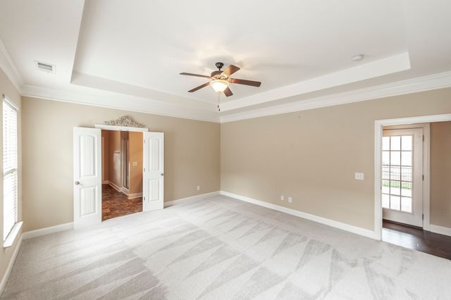 1084 N McMahan Dr, Gallatin, TN 37066