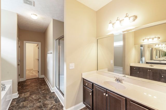 1084 N McMahan Dr, Gallatin, TN 37066