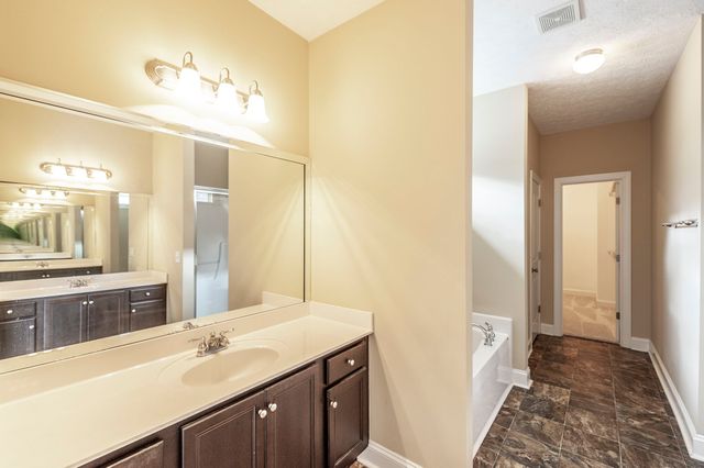 1084 N McMahan Dr, Gallatin, TN 37066