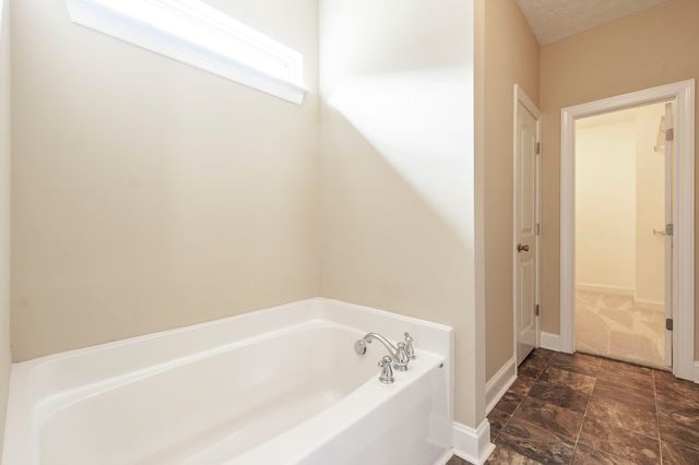 1084 N McMahan Dr, Gallatin, TN 37066