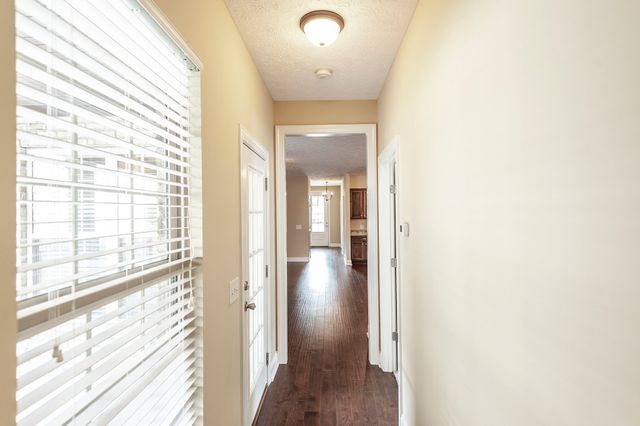 1084 N McMahan Dr, Gallatin, TN 37066