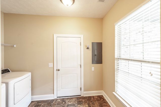 1084 N McMahan Dr, Gallatin, TN 37066