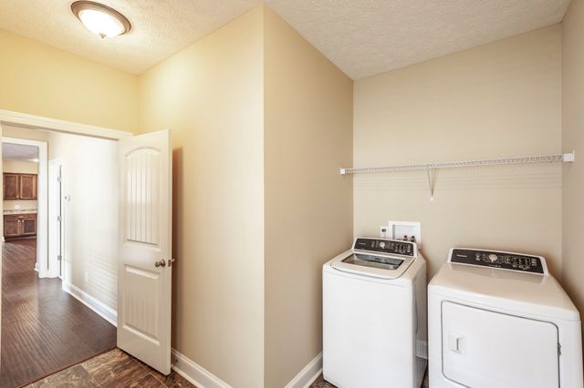 1084 N McMahan Dr, Gallatin, TN 37066