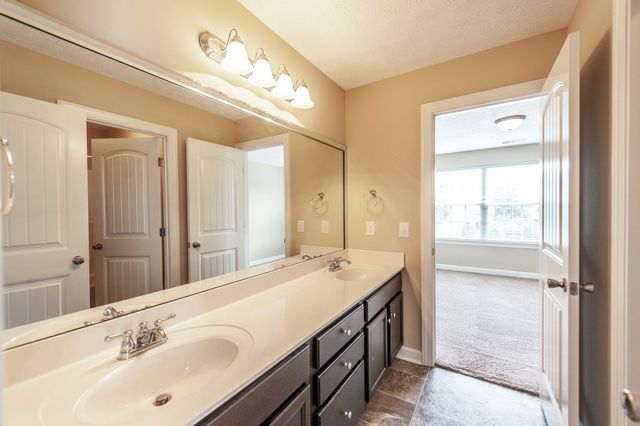 1084 N McMahan Dr, Gallatin, TN 37066