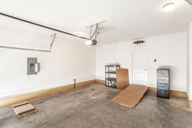 1084 N McMahan Dr, Gallatin, TN 37066