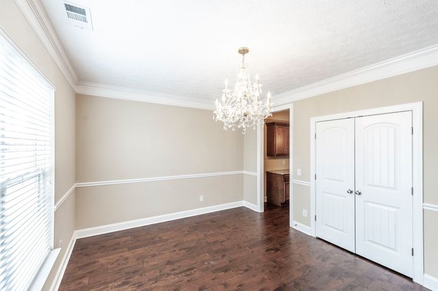 1084 N McMahan Dr, Gallatin, TN 37066