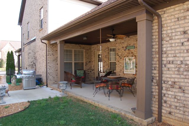 1084 N McMahan Dr, Gallatin, TN 37066