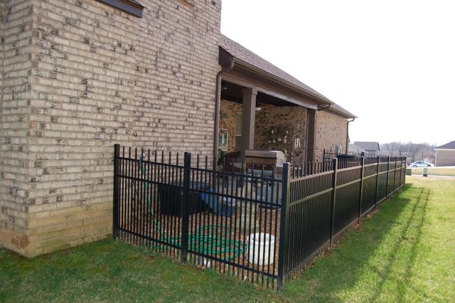 1084 N McMahan Dr, Gallatin, TN 37066